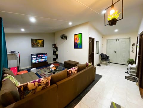 Communal lounge/ TV room, TV and multimedia, Living room, Seating area, Evening entertainment
