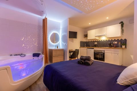 Bed, Hot Tub, Kitchen or kitchenette, Photo of the whole room, pet friendly, towels