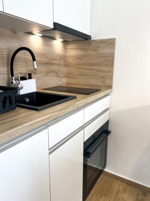 Kitchen or kitchenette, pet friendly, stove, toaster