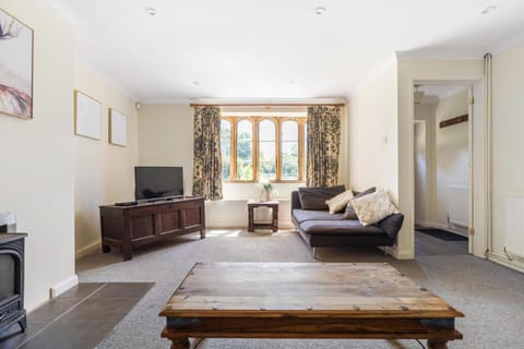 Communal lounge/ TV room, TV and multimedia, Living room, Seating area, Evening entertainment