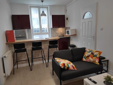 Kitchen or kitchenette, Living room, Seating area, oven, stove