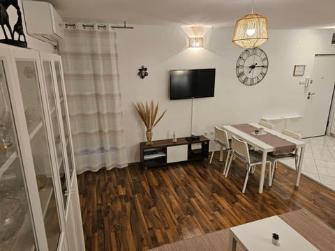 TV and multimedia, Living room, Dining area