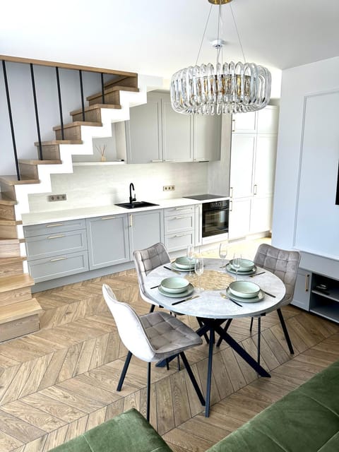 Kitchen or kitchenette, Living room, Seating area, Dining area