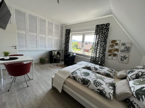 Bed, TV and multimedia, Photo of the whole room, Seating area, Bedroom