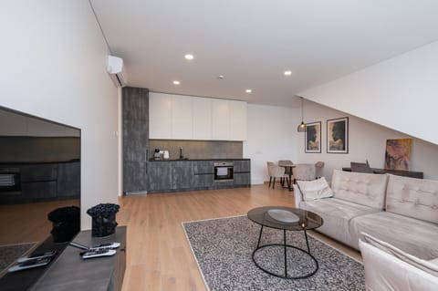 TV and multimedia, Kitchen or kitchenette, Living room, Seating area, Dining area