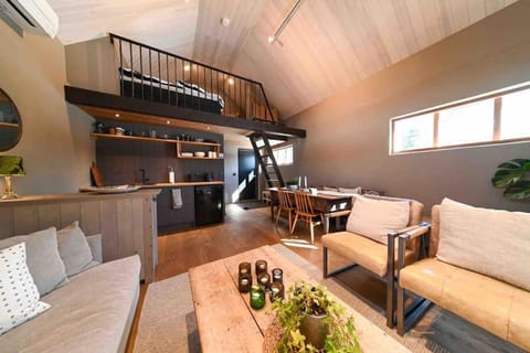Kitchen or kitchenette, Seating area, Dining area