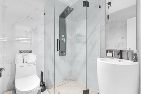 Heated Pool Modern 5 Bedrooms House 10 minutes to the Ocean House in Ojus