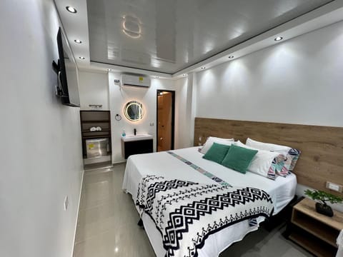 Bed, TV and multimedia, Photo of the whole room, Bedroom