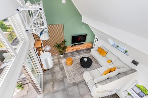Communal lounge/ TV room, TV and multimedia, Balcony/Terrace, Living room, Seating area, Evening entertainment