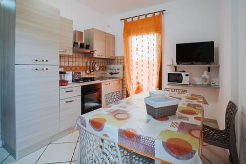 TV and multimedia, Coffee/tea facilities, Kitchen or kitchenette, Dining area, oven, stove
