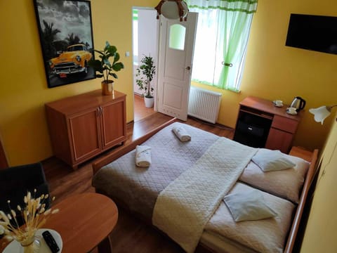 Bed, TV and multimedia, Coffee/tea facilities, Seating area, towels