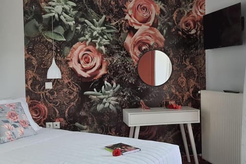 Bed, TV and multimedia, Bedroom