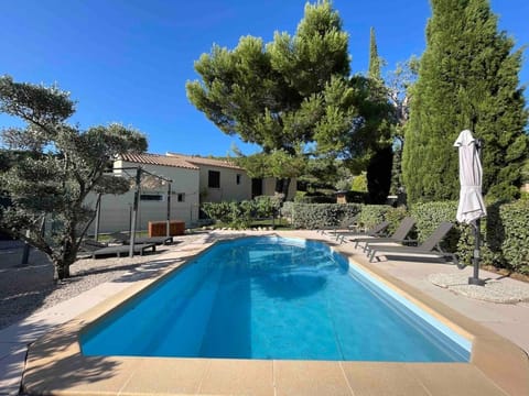 Villa avec Piscine au coeur de la campagne provençale House in Provence-Alpes-Côte d'Azur