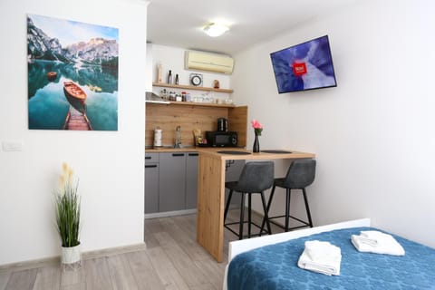 Bed, Kitchen or kitchenette, Dining area, minibar