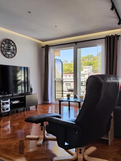 Nearby landmark, TV and multimedia, Balcony/Terrace, Lounge or bar