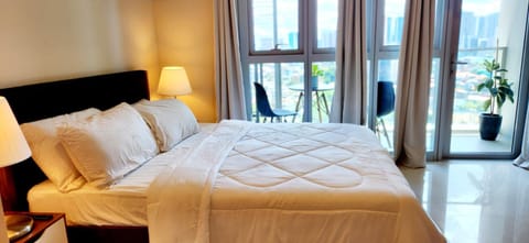 Bed, View (from property/room), View (from property/room), Balcony/Terrace, Balcony/Terrace, Photo of the whole room, Bedroom, City view, City view