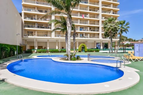 Swimming pool, sunbed