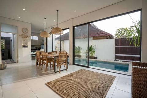Kitchen or kitchenette, Seating area, Dining area