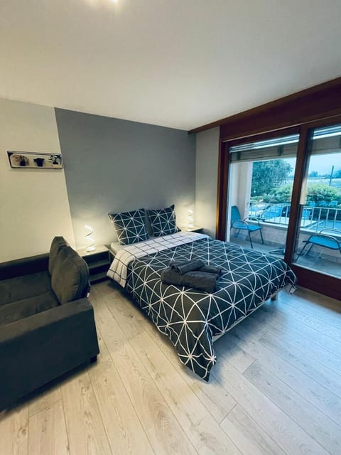 Bed, Living room, Photo of the whole room, Seating area, Bedroom