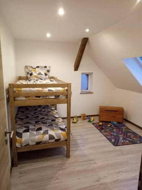 Bedroom, bunk bed