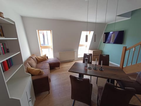 TV and multimedia, Living room, Seating area, Dining area