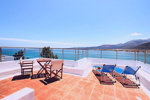 Renovated Maisonette By the Sea w/ Rooftop Terrace Apartment in Stalida