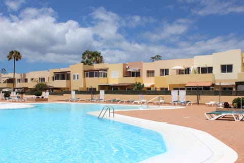 Property building, Day, Pool view, Swimming pool, sunbed