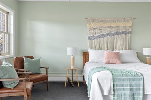 Bed, Photo of the whole room, Seating area, Bedroom