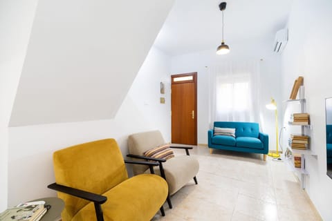 Living room, Photo of the whole room, Seating area, air conditioner