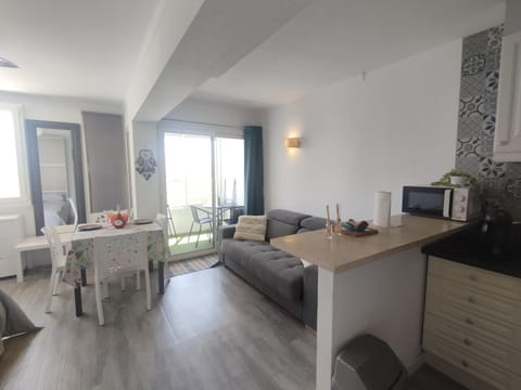 Kitchen or kitchenette, Living room
