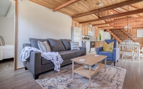 The Cottage Keeper - Meredith Lodging House in Pacific City