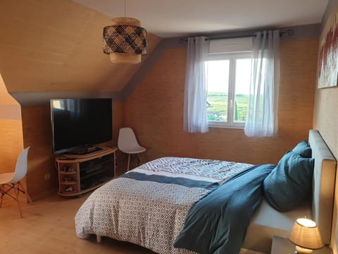 Bed, TV and multimedia, Bedroom