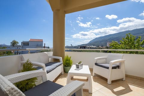 Patio, Natural landscape, View (from property/room), Balcony/Terrace, Balcony/Terrace, Seating area, Mountain view