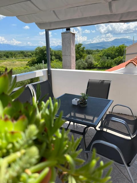 Patio, Natural landscape, View (from property/room), Balcony/Terrace, Seating area, Mountain view