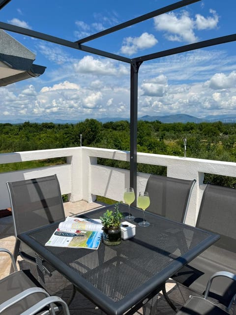 Patio, Natural landscape, View (from property/room), Balcony/Terrace, Seating area, Dining area, Mountain view