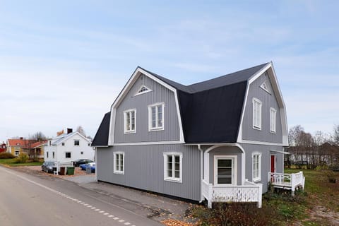 Property building, Day