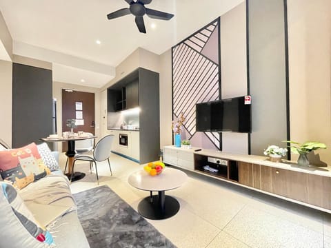TV and multimedia, Kitchen or kitchenette, Living room, Seating area, Dining area