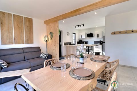 Coffee/tea facilities, Kitchen or kitchenette, Living room, Seating area, Dining area, toaster