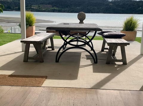 Absolute waterfront House in Raglan