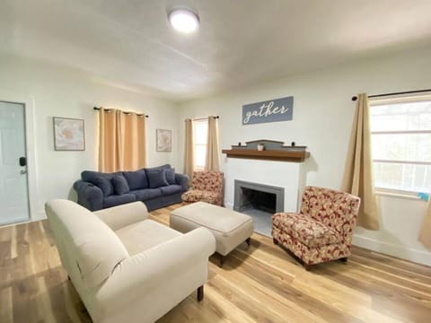 Heart of Miami sleeps 10 near Little Havana Beaches House in Miami