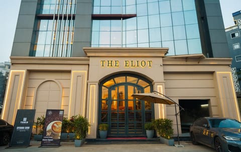 Property building, Facade/entrance, Parking