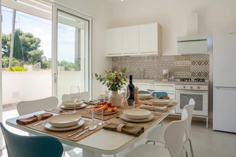 Kitchen or kitchenette, Dining area, stove