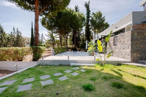 Property building, Day, Natural landscape, Garden, Garden view