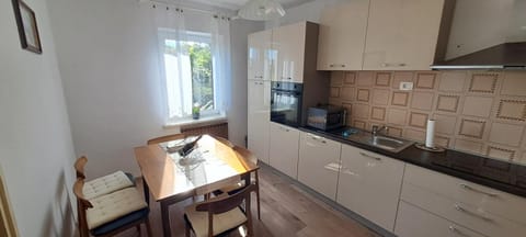 Kitchen or kitchenette, Dining area, pet friendly, stove, kitchen