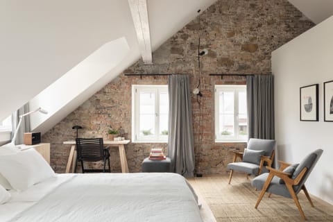 Bed, Seating area, hair dresser