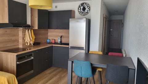 Seating area, Dining area, oven, pet friendly, stove