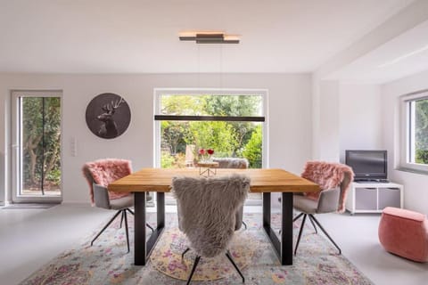 Seating area, Dining area