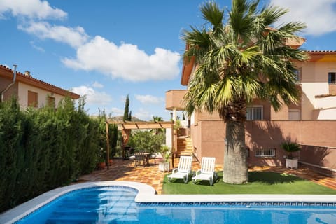 Garden view, Pool view, Swimming pool, sunbed
