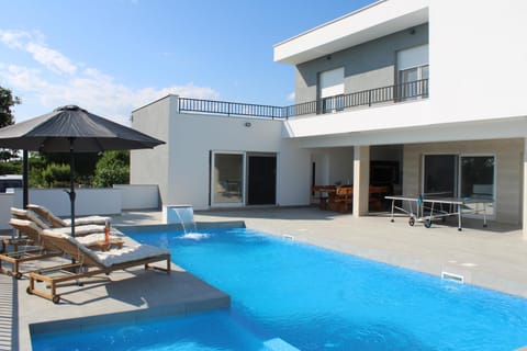 Property building, Patio, Day, Pool view, Swimming pool, sunbed