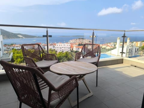 Balcony/Terrace, Seating area, City view, Sea view
